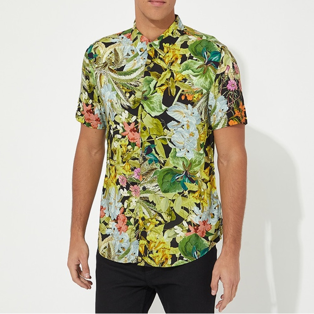 🟡3/$15 DEAL! Guess Storybook Theme Printed Short Sleeves Shirt